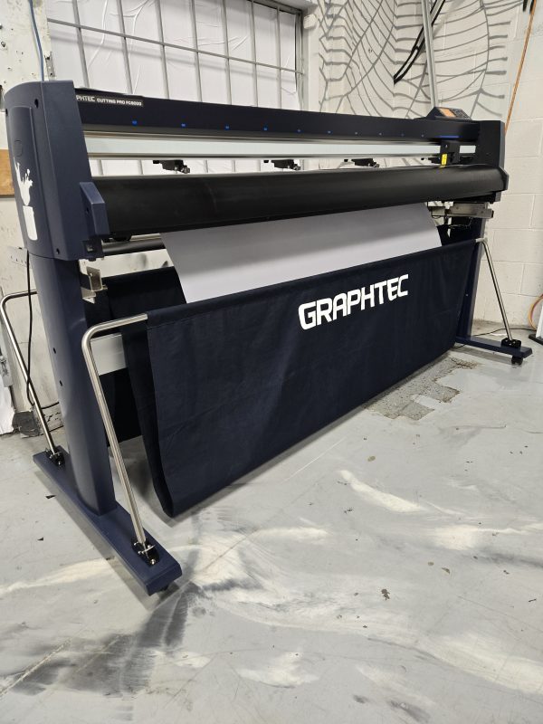 Découpeuse Graphtec FC9000 utilisée chez PapaSticker à Montréal